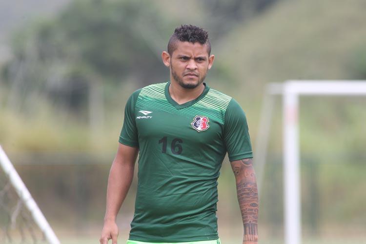 Contratado a pedido do tcnico Milton Mendes, o lateral-esquerdo Roberto no conseguiu realizar bons jogos quando foi acionado. Ainda quando disponvel para atuar, foi renegado, chegando, inclusive, a ver um zagueiro ser improvisado em sua posio.