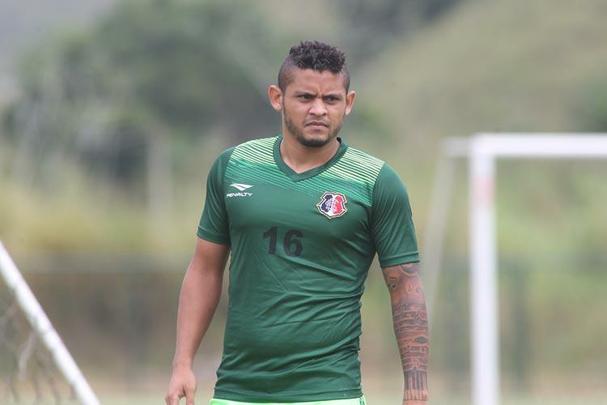 Contratado a pedido do técnico Milton Mendes, o lateral-esquerdo Roberto não conseguiu realizar bons jogos quando foi acionado. Ainda quando disponível para atuar, foi renegado, chegando, inclusive, a ver um zagueiro ser improvisado em sua posição.