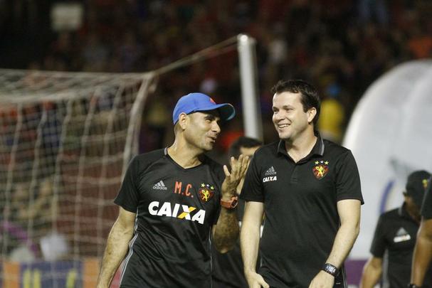 Com o tcnico adversrio conhecendo bem o Leo, o time do tcnico Daniel Paulista encontrou muita dificuldade para sair da marcao da Ponte Preta e a partida foi equilibrada do incio ao fim