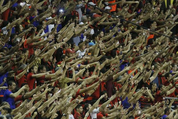 Com o tcnico adversrio conhecendo bem o Leo, o time do tcnico Daniel Paulista encontrou muita dificuldade para sair da marcao da Ponte Preta e a partida foi equilibrada do incio ao fim