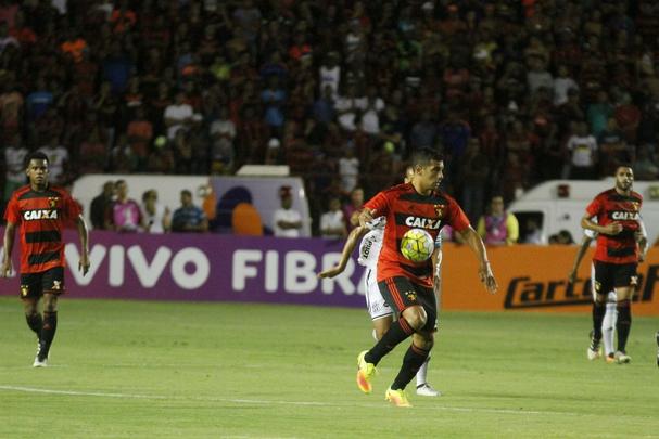 Com o tcnico adversrio conhecendo bem o Leo, o time do tcnico Daniel Paulista encontrou muita dificuldade para sair da marcao da Ponte Preta e a partida foi equilibrada do incio ao fim