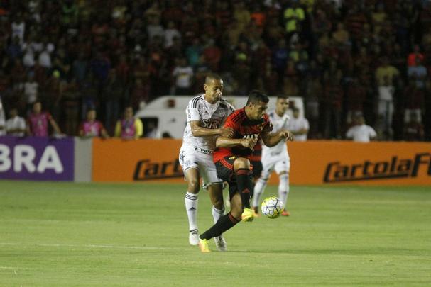 Com o tcnico adversrio conhecendo bem o Leo, o time do tcnico Daniel Paulista encontrou muita dificuldade para sair da marcao da Ponte Preta e a partida foi equilibrada do incio ao fim