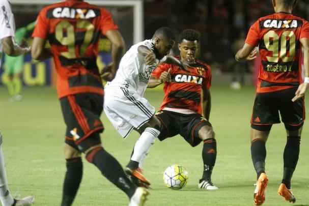 Com o tcnico adversrio conhecendo bem o Leo, o time do tcnico Daniel Paulista encontrou muita dificuldade para sair da marcao da Ponte Preta e a partida foi equilibrada do incio ao fim