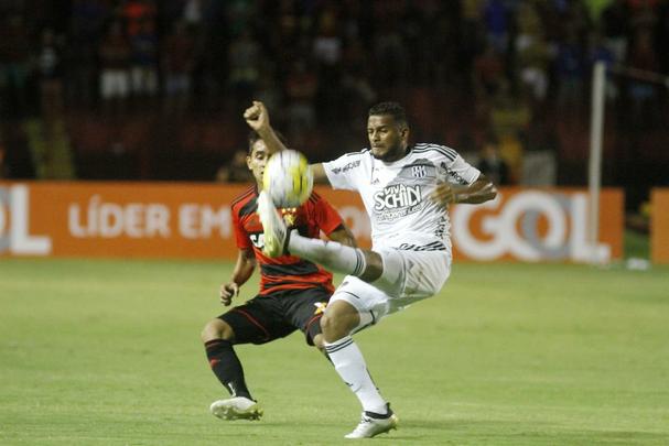 Com o tcnico adversrio conhecendo bem o Leo, o time do tcnico Daniel Paulista encontrou muita dificuldade para sair da marcao da Ponte Preta e a partida foi equilibrada do incio ao fim