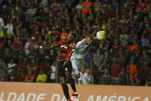 Com o tcnico adversrio conhecendo bem o Leo, o time do tcnico Daniel Paulista encontrou muita dificuldade para sair da marcao da Ponte Preta e a partida foi equilibrada do incio ao fim