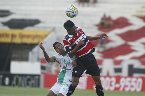 
Apesar das chances mnimas de fugir do rebaixamento, torcida coral apareceu em nmero relativamente bom (7.632) para o jogo deste domingo