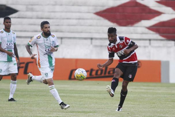 
Apesar das chances mnimas de fugir do rebaixamento, torcida coral apareceu em nmero relativamente bom (7.632) para o jogo deste domingo