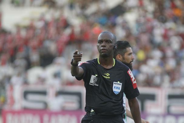 
Apesar das chances mnimas de fugir do rebaixamento, torcida coral apareceu em nmero relativamente bom (7.632) para o jogo deste domingo