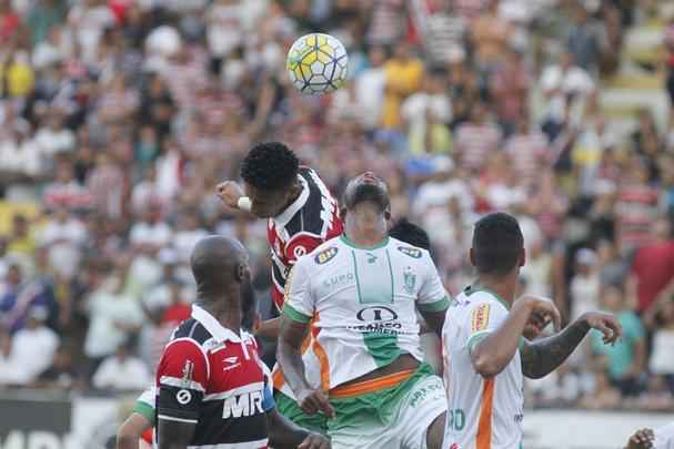 
Apesar das chances mnimas de fugir do rebaixamento, torcida coral apareceu em nmero relativamente bom (7.632) para o jogo deste domingo