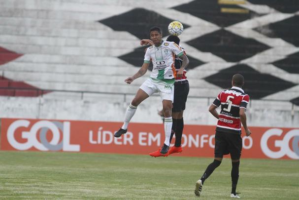 
Apesar das chances mnimas de fugir do rebaixamento, torcida coral apareceu em nmero relativamente bom (7.632) para o jogo deste domingo