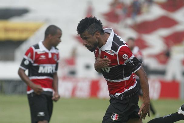 
Apesar das chances mnimas de fugir do rebaixamento, torcida coral apareceu em nmero relativamente bom (7.632) para o jogo deste domingo