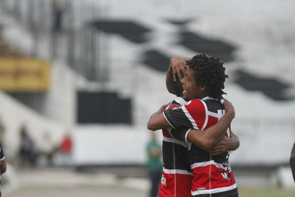 
Apesar das chances mnimas de fugir do rebaixamento, torcida coral apareceu em nmero relativamente bom (7.632) para o jogo deste domingo