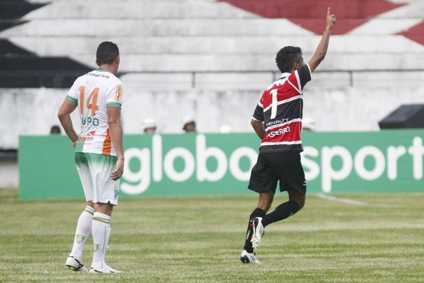 
Apesar das chances mnimas de fugir do rebaixamento, torcida coral apareceu em nmero relativamente bom (7.632) para o jogo deste domingo