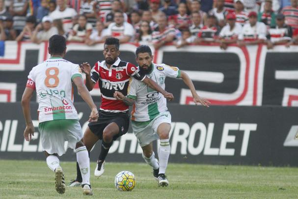 Apesar das chances mnimas de fugir do rebaixamento, torcida coral apareceu em nmero relativamente bom (7.632) para o jogo deste domingo