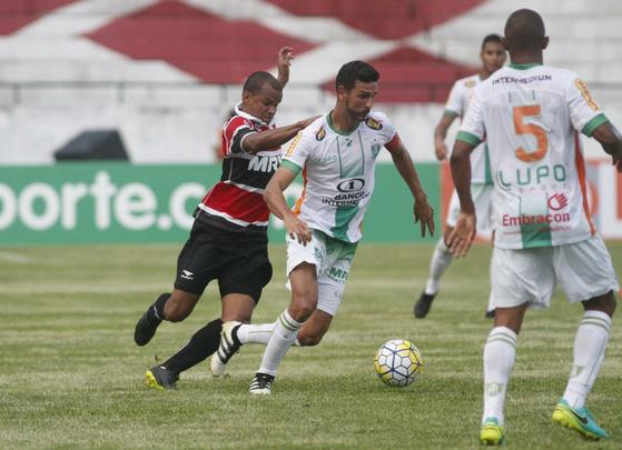 Apesar das chances mnimas de fugir do rebaixamento, torcida coral apareceu em nmero relativamente bom (7.632) para o jogo deste domingo