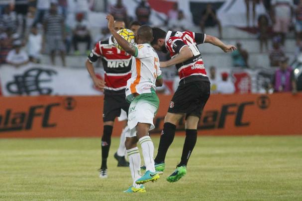 Apesar das chances mnimas de fugir do rebaixamento, torcida coral apareceu em nmero relativamente bom (7.632) para o jogo deste domingo