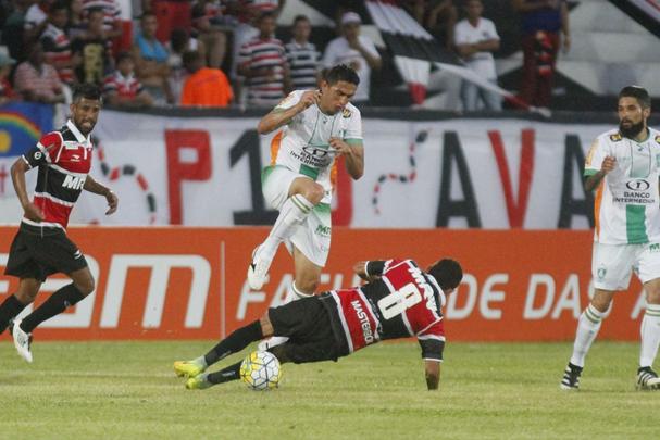Apesar das chances mnimas de fugir do rebaixamento, torcida coral apareceu em nmero relativamente bom (7.632) para o jogo deste domingo