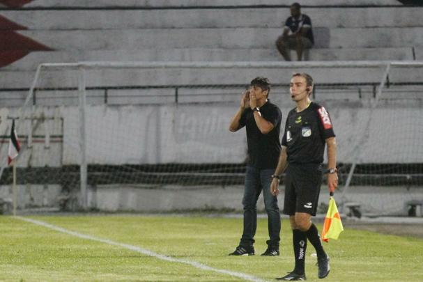 Apesar das chances mnimas de fugir do rebaixamento, torcida coral apareceu em nmero relativamente bom (7.632) para o jogo deste domingo