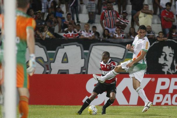 Apesar das chances mnimas de fugir do rebaixamento, torcida coral apareceu em nmero relativamente bom (7.632) para o jogo deste domingo