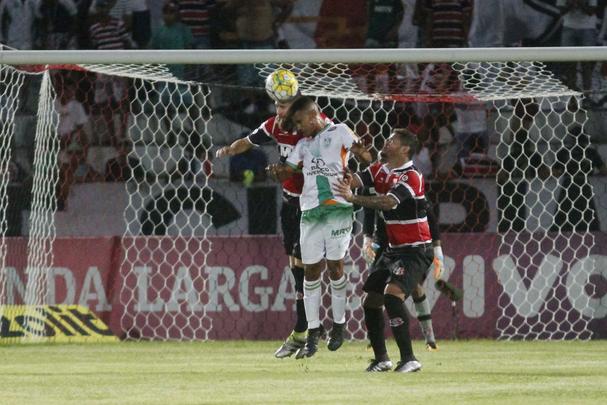 Apesar das chances mnimas de fugir do rebaixamento, torcida coral apareceu em nmero relativamente bom (7.632) para o jogo deste domingo