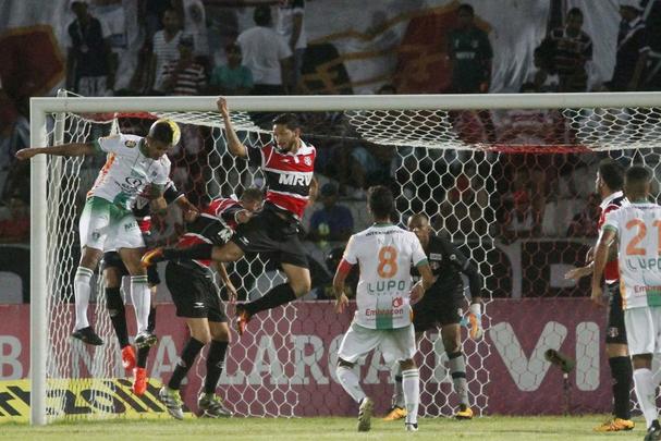 Apesar das chances mnimas de fugir do rebaixamento, torcida coral apareceu em nmero relativamente bom (7.632) para o jogo deste domingo