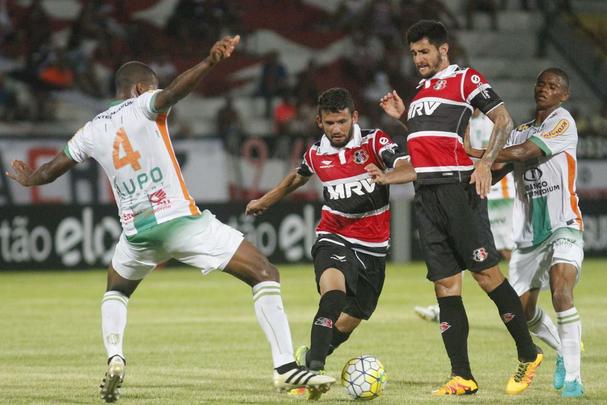 Apesar das chances mnimas de fugir do rebaixamento, torcida coral apareceu em nmero relativamente bom (7.632) para o jogo deste domingo
