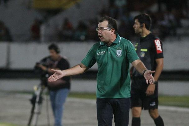 Apesar das chances mnimas de fugir do rebaixamento, torcida coral apareceu em nmero relativamente bom (7.632) para o jogo deste domingo