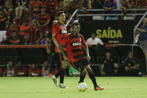 Liberado pelo Bahia, o volante Paulo Roberto chegou ao Sport para ser titular e tem ocupado o posto com frequncia no time. Ele atuou em 16 partidas pelo clube, mas ainda sofre crticas por parte da torcida