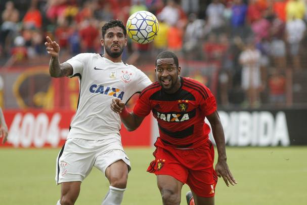 A contratao de Edmlson pelo Sport gerou muita polmica. Antes de o nome do atacante ser confirmado oficialmente, a torcida fez muita presso para o clube desistir do acordo. Mas, confirmado como reforo, o atleta j disputou 24 jogos e fez cinco gols. Deixou de ser titular, contudo, desde o comando do tcnico Oswaldo de Oliveira