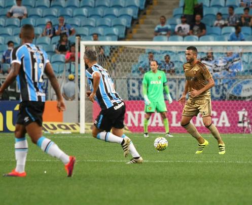 Jogando com quatro atletas das divises de base como titular, o Leo fez uma partida segura e com bastante equilbrio entre os setores, para defender bem e ser agressivo nos contra-ataques