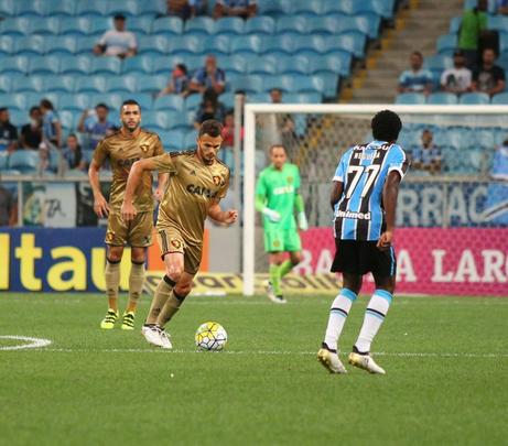 Jogando com quatro atletas das divises de base como titular, o Leo fez uma partida segura e com bastante equilbrio entre os setores, para defender bem e ser agressivo nos contra-ataques