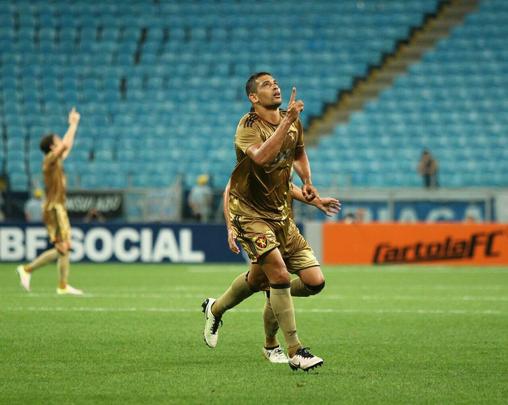 Jogando com quatro atletas das divises de base como titular, o Leo fez uma partida segura e com bastante equilbrio entre os setores, para defender bem e ser agressivo nos contra-ataques