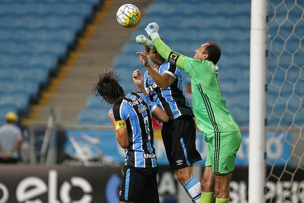 Jogando com quatro atletas das divises de base como titular, o Leo fez uma partida segura e com bastante equilbrio entre os setores, para defender bem e ser agressivo nos contra-ataques