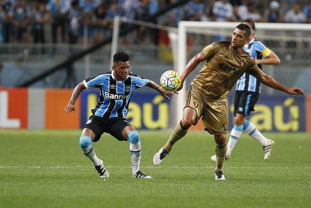 Jogando com quatro atletas das divises de base como titular, o Leo fez uma partida segura e com bastante equilbrio entre os setores, para defender bem e ser agressivo nos contra-ataques