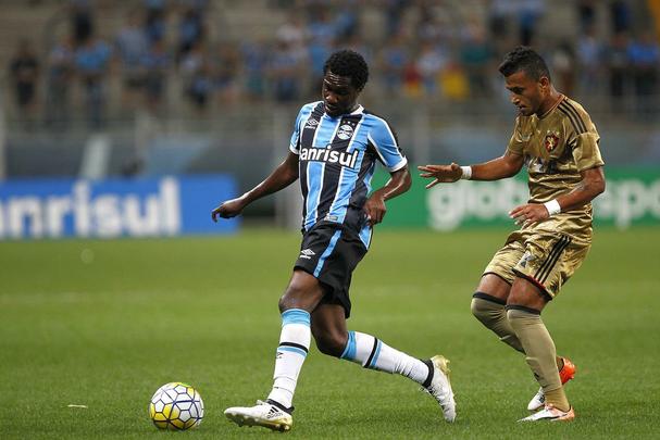 Jogando com quatro atletas das divises de base como titular, o Leo fez uma partida segura e com bastante equilbrio entre os setores, para defender bem e ser agressivo nos contra-ataques