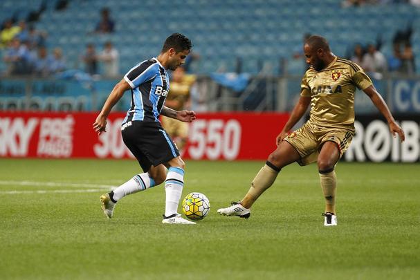 Jogando com quatro atletas das divises de base como titular, o Leo fez uma partida segura e com bastante equilbrio entre os setores, para defender bem e ser agressivo nos contra-ataques