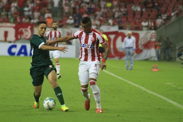 Gois imps dura marcao ao Alvirrubro, que teve dificuldades na partida. No segundo tempo, volante Maylson, que no atuava h dois meses, entrou e decidiu a partida marcando um belo gol na Arena.