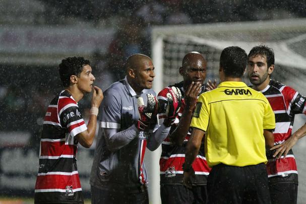 Copa do Nordeste 2014 - Foi a vez do Santa Cruz se queixar durante a semifinal do Nordesto. O rbitro Sandro Meira Ricci expulsou Everton Sena direto, aps o zagueiro disputar bola pelo alto com os braos abertos e acertar o rosto de Neto Baiano, do Sport. Aos 31 minutos, marcou uma penalidade tambm contestada. No lance, Leandro Souza travou a finalizao de Felipe Azevedo (Neto Baiano desperdiou a cobrana). Dez minutos depois, Leandro Souza, que j tinha sido amarelado no pnalti, fez falta em Durval e levou o segundo amarelo e tambm foi expulso. Ao fim do jogo, muitas reclamaes por parte do presidente coral Antnio Luiz Neto e do tcnico Vica