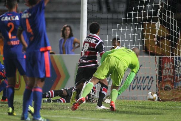 Campeonato Pernambucano de 2016 - Aos 30 minutos do primeiro tempo, o lance crucial para o título do Santa Cruz sobre o Sport, no Arruda. Num erro na saída de bola, Arthur se aproveitou e cruzou rasteiro, com Grafite tocando e Lelê completando. Grafite estava em posição de impedimento, com o replay exibido pela tevê para todo o estado. O Tricolor venceu o jogo por 1 a 0 e seria campeão no jogo de volta na Ilha do Retiro