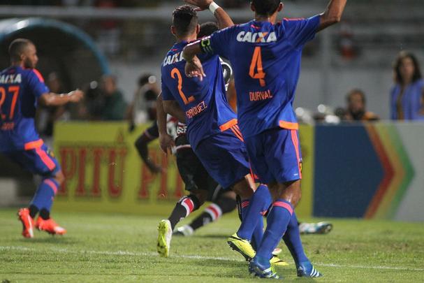 Campeonato Pernambucano de 2016 - Aos 30 minutos do primeiro tempo, o lance crucial para o título do Santa Cruz sobre o Sport, no Arruda. Num erro na saída de bola, Arthur se aproveitou e cruzou rasteiro, com Grafite tocando e Lelê completando. Grafite estava em posição de impedimento, com o replay exibido pela tevê para todo o estado. O Tricolor venceu o jogo por 1 a 0 e seria campeão no jogo de volta na Ilha do Retiro