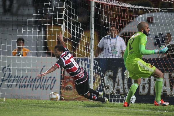 Campeonato Pernambucano de 2016 - Aos 30 minutos do primeiro tempo, o lance crucial para o título do Santa Cruz sobre o Sport, no Arruda. Num erro na saída de bola, Arthur se aproveitou e cruzou rasteiro, com Grafite tocando e Lelê completando. Grafite estava em posição de impedimento, com o replay exibido pela tevê para todo o estado. O Tricolor venceu o jogo por 1 a 0 e seria campeão no jogo de volta na Ilha do Retiro