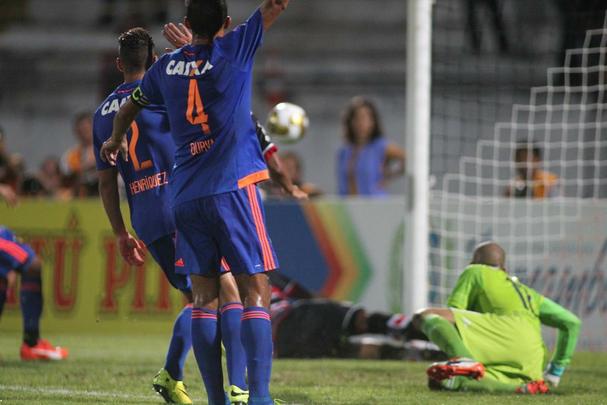 Campeonato Pernambucano de 2016 - Aos 30 minutos do primeiro tempo, o lance crucial para o título do Santa Cruz sobre o Sport, no Arruda. Num erro na saída de bola, Arthur se aproveitou e cruzou rasteiro, com Grafite tocando e Lelê completando. Grafite estava em posição de impedimento, com o replay exibido pela tevê para todo o estado. O Tricolor venceu o jogo por 1 a 0 e seria campeão no jogo de volta na Ilha do Retiro