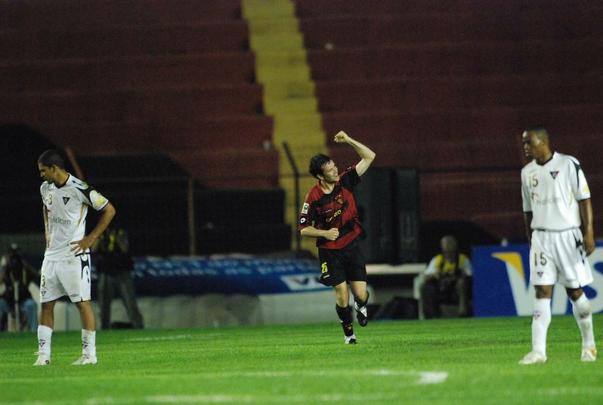 No dia 4 de março de 2009, Daniel Paulista marcou um dos dois gols na sua estreia pela Copa Libertadores da América pelo Sport na vitória do Leão sobre a LDU, então atual equipe campeã da competição internacional