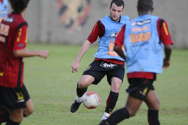 No fim de 2011, sem renovar o contrato, Daniel Paulista se despediu do Sport aps 127 partidas e trs ttulos conquistados. Em baixa, foi para o Botafogo-SP, de Ribeiro Preto, sua terra natal