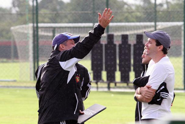 Quando assumiu o Leão em fevereiro de 2015, o técnico Eduardo Baptista, que já conhecia o Daniel Paulista desde a época do título da Copa do Brasil (2008), recebeu uma ligação. Era o volante, recém-saído do ABC. 'Ele ligou dizendo: 'acho que ainda dá para eu jogar aí. Eu preciso somente de uma oportunidade'. Eu disse a ele o seguinte: para de jogar e vem aqui comigo. Ele veio', contou Eduardo. Daniel era, então, a partir dali, o novo auxiliar-técnico rubro-negro