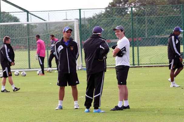 Quando assumiu o Leão em fevereiro de 2015, o técnico Eduardo Baptista, que já conhecia o Daniel Paulista desde a época do título da Copa do Brasil (2008), recebeu uma ligação. Era o volante, recém-saído do ABC. 'Ele ligou dizendo: 'acho que ainda dá para eu jogar aí. Eu preciso somente de uma oportunidade'. Eu disse a ele o seguinte: para de jogar e vem aqui comigo. Ele veio', contou Eduardo. Daniel era, então, a partir dali, o novo auxiliar-técnico rubro-negro