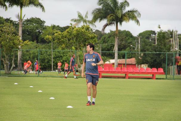 Quando assumiu o Leo em fevereiro de 2015, o tcnico Eduardo Baptista, que j conhecia o Daniel Paulista desde a poca do ttulo da Copa do Brasil (2008), recebeu uma ligao. Era o volante, recm-sado do ABC. 'Ele ligou dizendo: 'acho que ainda d para eu jogar a. Eu preciso somente de uma oportunidade'. Eu disse a ele o seguinte: para de jogar e vem aqui comigo. Ele veio', contou Eduardo. Daniel era, ento, a partir dali, o novo auxiliar-tcnico rubro-negro