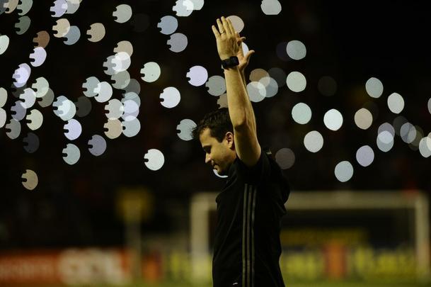 Na estreia do tcnico Daniel Paulista, o Sport conseguiu um importante triunfo na luta contra o rebaixamento ao bater o Vitria por 1 a 0, neste domingo, na Ilha do Retiro. Com direito ao time baiano desperdiar duas cobranas de pnaltis. Tudo no primeiro tempo. O gol da vitria veio dos ps de Diego Souza. Comeava a saga do treinador  frente do clube. At o momento, j so trs vitrias e uma derrota (para o lder Palmeiras, em So Paulo). Com Daniel, o Leo praticamente j livrou as chances de queda