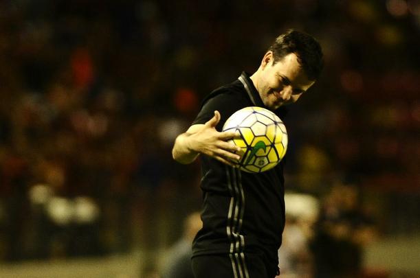 Na estreia do tcnico Daniel Paulista, o Sport conseguiu um importante triunfo na luta contra o rebaixamento ao bater o Vitria por 1 a 0, neste domingo, na Ilha do Retiro. Com direito ao time baiano desperdiar duas cobranas de pnaltis. Tudo no primeiro tempo. O gol da vitria veio dos ps de Diego Souza. Comeava a saga do treinador  frente do clube. At o momento, j so trs vitrias e uma derrota (para o lder Palmeiras, em So Paulo). Com Daniel, o Leo praticamente j livrou as chances de queda