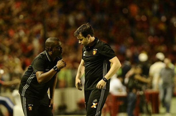 Na estreia do tcnico Daniel Paulista, o Sport conseguiu um importante triunfo na luta contra o rebaixamento ao bater o Vitria por 1 a 0, neste domingo, na Ilha do Retiro. Com direito ao time baiano desperdiar duas cobranas de pnaltis. Tudo no primeiro tempo. O gol da vitria veio dos ps de Diego Souza. Comeava a saga do treinador  frente do clube. At o momento, j so trs vitrias e uma derrota (para o lder Palmeiras, em So Paulo). Com Daniel, o Leo praticamente j livrou as chances de queda